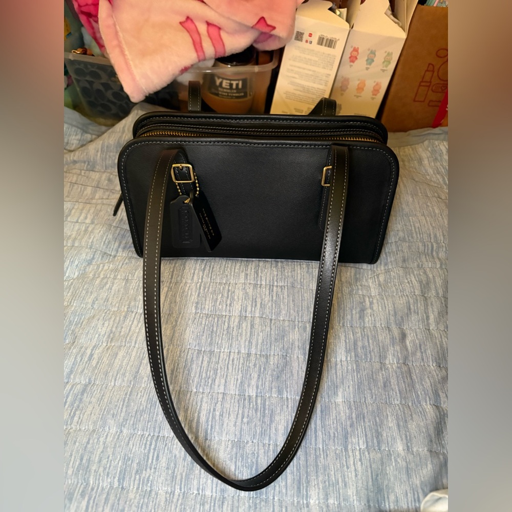 Coach swinger zip black